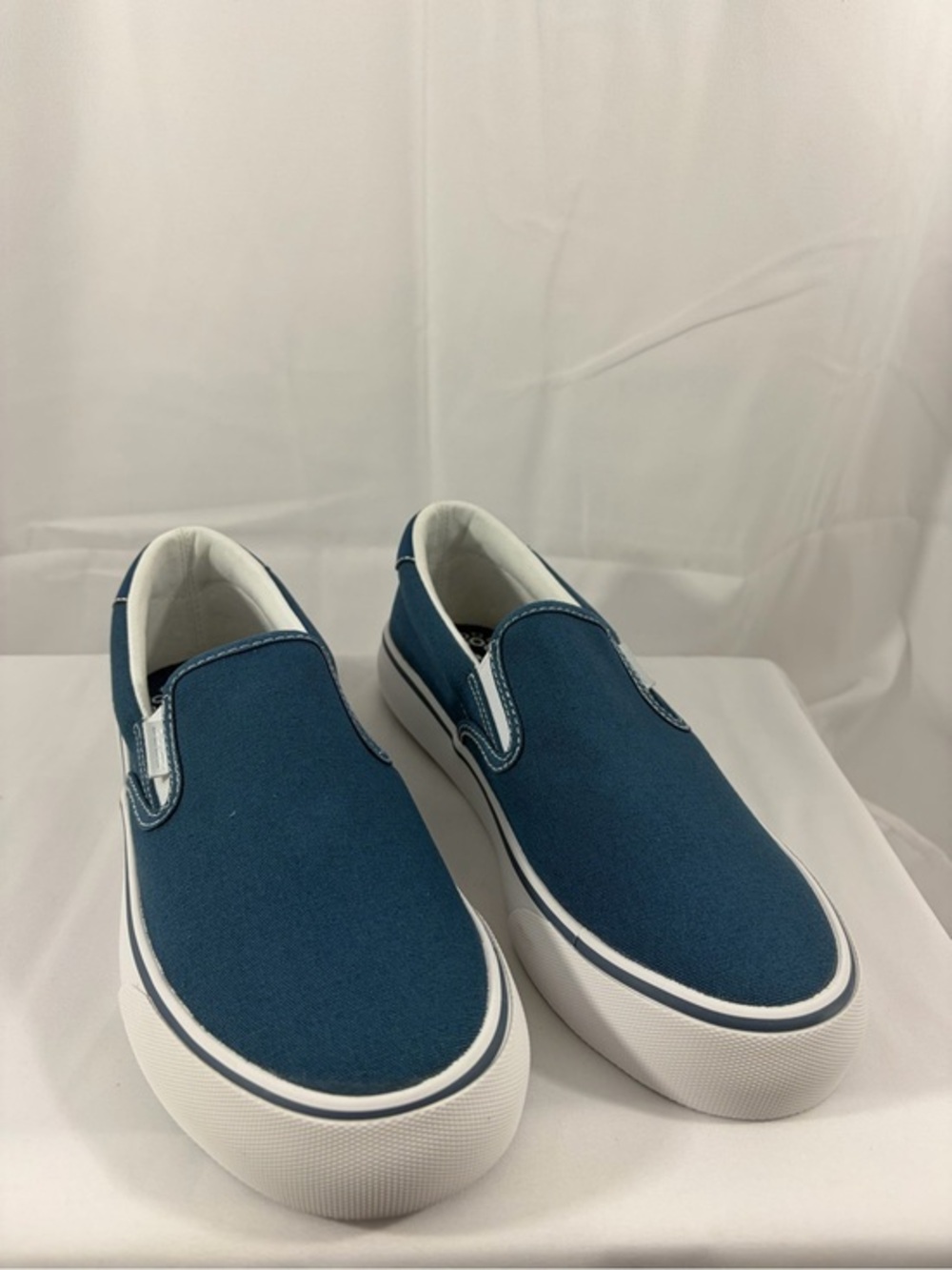 NWT Lugz Women’s Size 8 Teal Blue Slip-On Canvas Sneakers